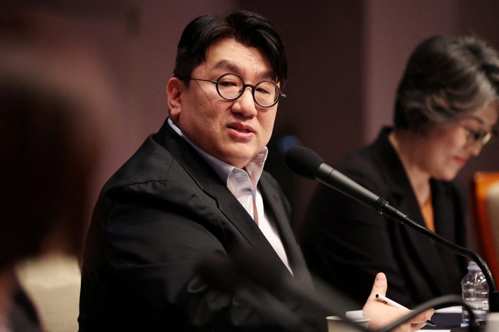 Polícia pede prisão do fundador de agência do BTS na Coreia do Sul por lucro ilegal de R$ 730 milhões