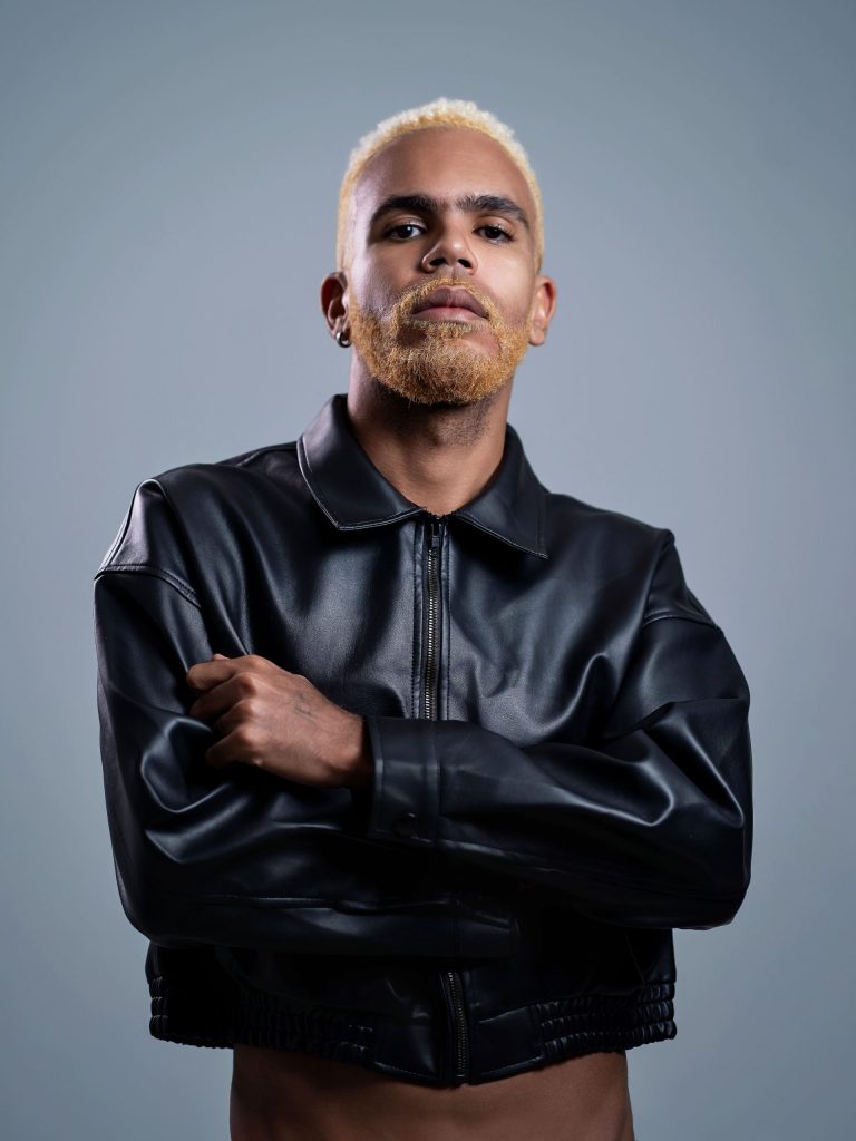 Cantor Hiran é alvo de ataques homofóbicos após lançar disco em que denuncia homofobia no rap