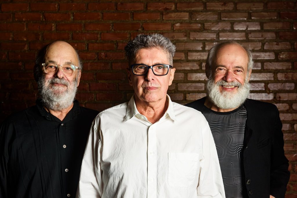 Jaques Morelenbaum, Marcelo Costa e Carlos Malta incluem Edu Lobo e Tom Jobim no trilho do álbum ‘Trem de Três’