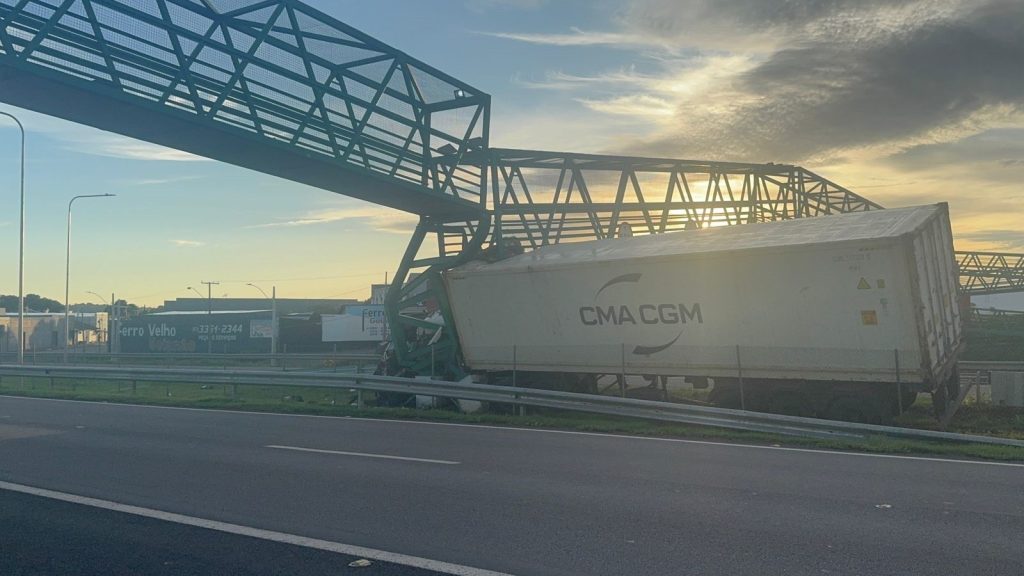 Passarela de pedestres na BR-153 é interditada após ser atingida por caminhão