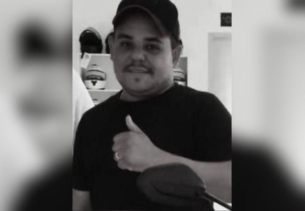 Motociclista morre após ser atingido por carro enquanto voltava do velório de amigo, diz prima