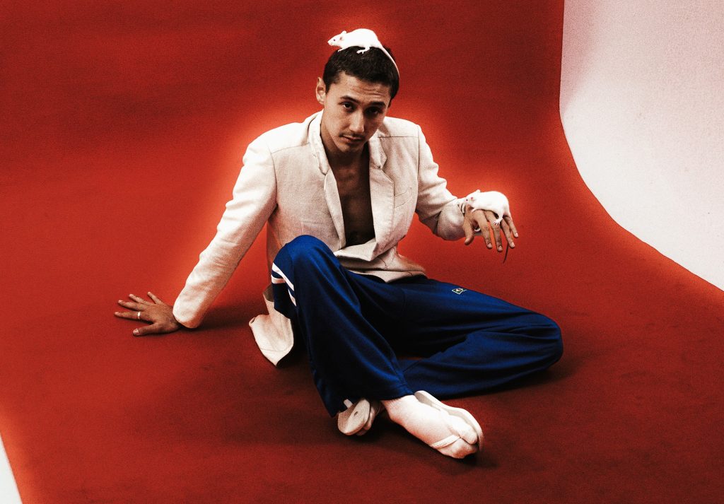 Pedro Mizutani manda ‘aquele abraço aos ratos vivos’ em álbum ‘lo-fi’ em que vai além da bossa dos primeiros EPs